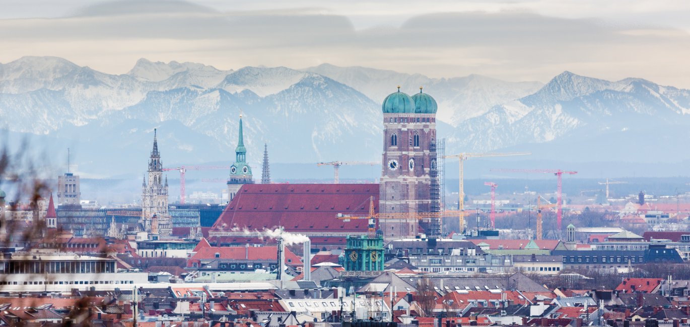 Blick auf München und die verschneiten Alpen © Chris Redan - stock.adobe.com