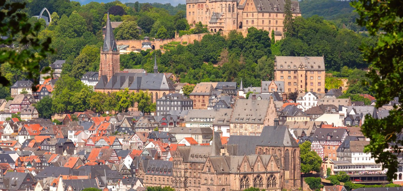 
Stadtbild-von-marburg-mit-dem-ikonischen-schloss-uber-historischen-deutschen-gebauden-deutschland © FREEPIK