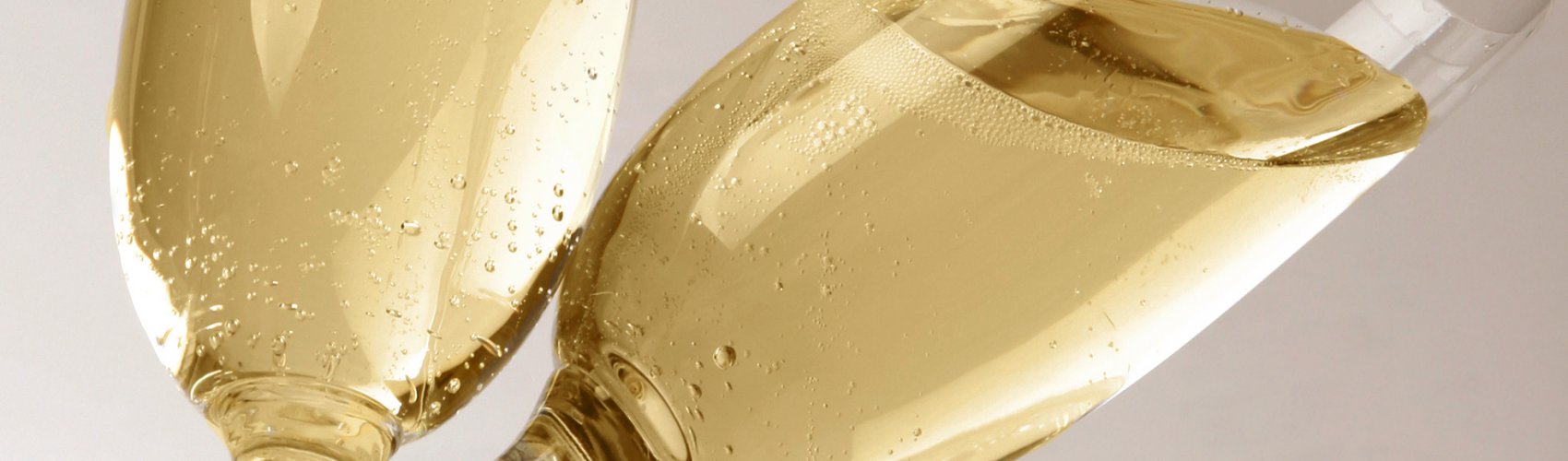MIt Sekt anstoßen © iStock/LuisPortugal
