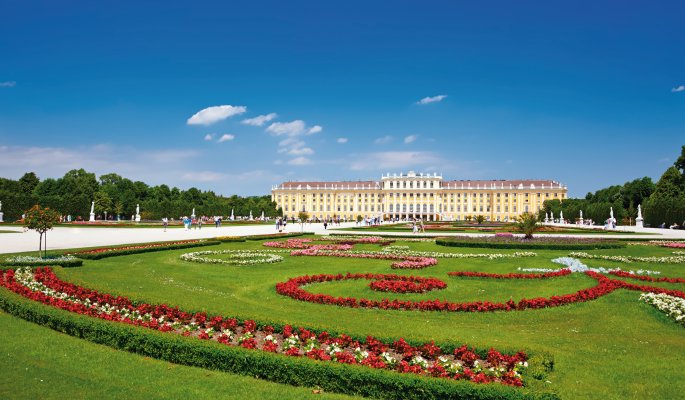 Schloss Schönbrunn in Wien © S.Borisov-shutterstock.com/2013