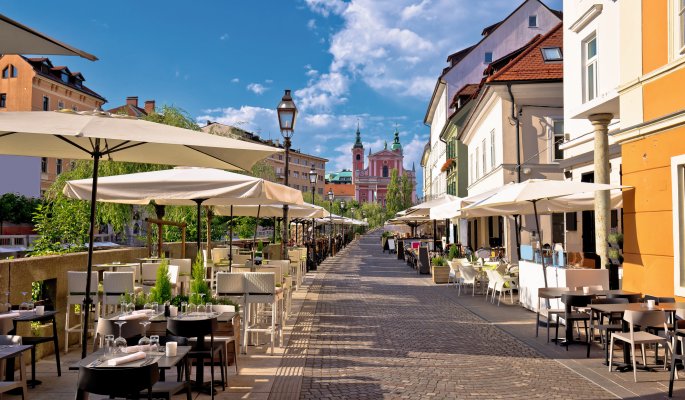 Cafes an der Promenade in Ljubljana © xbrchx - stock.adobe.com
