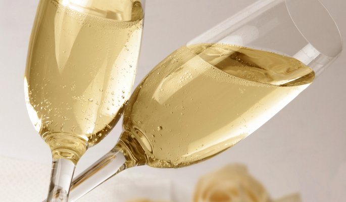 MIt Sekt anstoßen © iStock/LuisPortugal