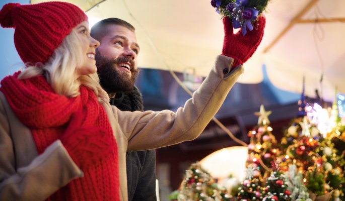 Weihnachtskranz, Paar das nach oben Schaut an Weihnachtsstand © Freepik