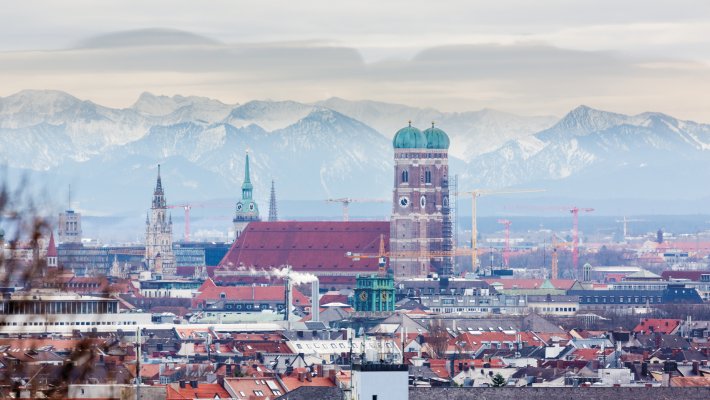Blick auf München und die verschneiten Alpen © Chris Redan - stock.adobe.com