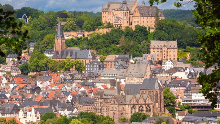 
Stadtbild-von-marburg-mit-dem-ikonischen-schloss-uber-historischen-deutschen-gebauden-deutschland © FREEPIK